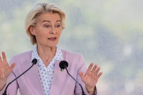 Ursula von der Leyen przemawia, wyjaśniając, czym jest mainstream. Jej gestykulacja i strój podkreślają jej pewność siebie.