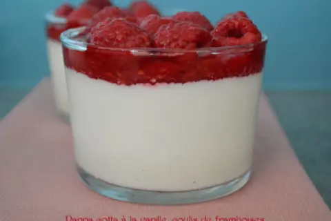 Délicieuse panna cotta à la vanille, surmontée d'un coulis de framboise et de framboises fraîches. Un dessert léger et fruité.