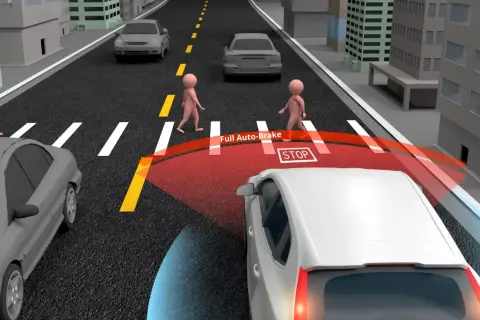 Une voiture blanche avec système afu voiture détecte des piétons traversant la rue, affichant "STOP" et activant le freinage automatique.