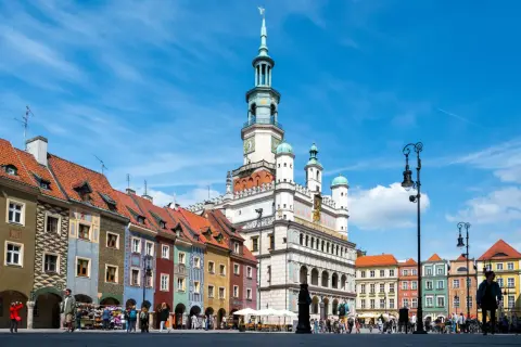 Kolorowe kamienice i renesansowy ratusz na poznańskim rynku.