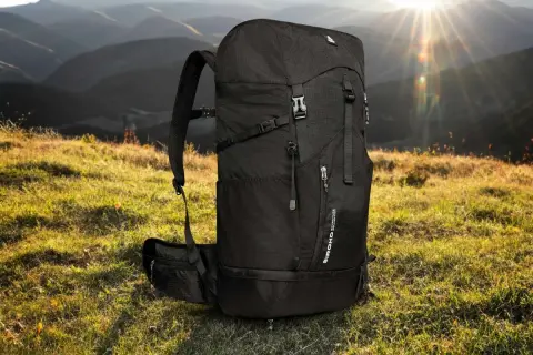 Una bolsa impermeable grande, lista para la aventura en la montaña.