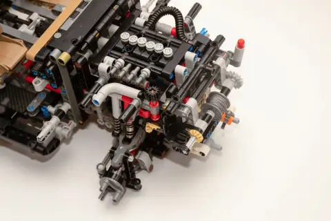 Skomplikowana konstrukcja z klocków LEGO, być może wyjaśniająca, dlaczego popularny raper zbiera klocki LEGO i ma na nie osobny pokój.