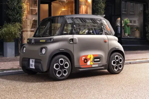 Citroën Ami, un veicolo compatto e agile, offre una guida sicura e divertente in città, con un design distintivo.