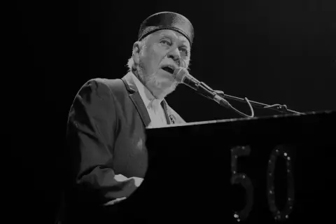 Gary Brooker, jeden z procol harum członków, gra na pianinie podczas koncertu.