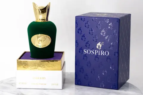 Elegancka butelka perfum Sospiro Vibrato w zielonym aksamicie, ze złotą nakrętką i ozdobnym pudełkiem.