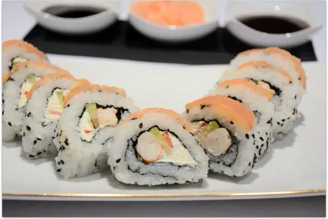 Roladki sushi z łososiem i krewetkami. Dowiedz się, jak przygotować krewetki do sushi, by były idealnym dodatkiem do Twoich ulubionych rolek.