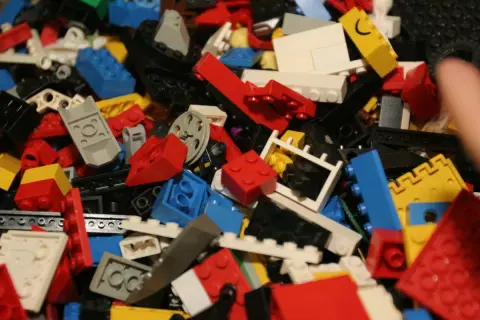 Kolorowe klocki Lego, gotowe do zabawy i kreatywnego budowania. Jak zbudować coś z Lego? Zacznij od tych elementów!