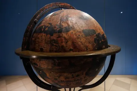 Der Behaim Globus, ein historisches Meisterwerk, zeigt die Welt vor der Entdeckung Amerikas.