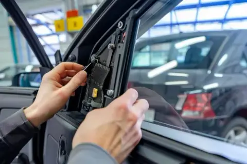Jak naprawić mechanizm szyby w Octavia 1 i uniknąć kosztownych usterek