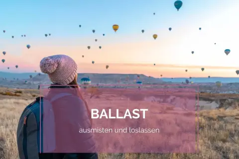 Eine Person blickt auf einen Himmel voller Heißluftballons. Zeit, Ballast abzuwerfen und loszulassen.