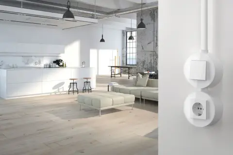 Moderne Küche und Wohnbereich mit zwei Steckdosen. Die Frage "wie viele steckdosen pro raum" wird hier durch die sichtbare Installation beantwortet.