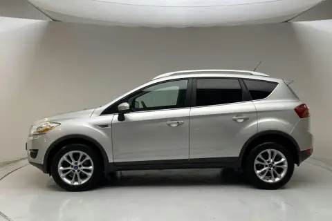 Silver Ford Kuga, sedd från sidan. En bil som kan ha ett ford kuga problem, men ser ren och fin ut här.