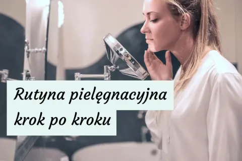 Kobieta sprawdza cerę w lusterku. Poznaj rutynę pielęgnacyjną krok po kroku, by dowiedzieć się, jak zadbać o cerę.