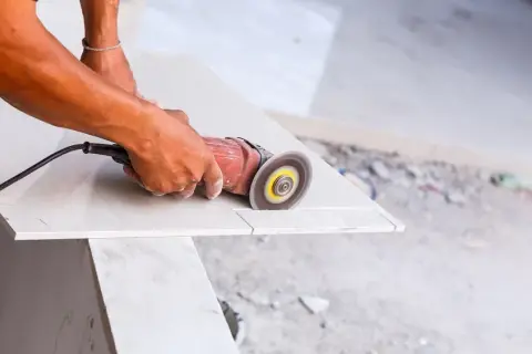 Jak bezpiecznie ciąć kamień dekoracyjny betonowy? Najlepsze narzędzia i techniki