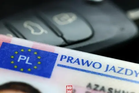 Kluczyk samochodowy i prawo jazdy z kodem 78. Gotowość do jazdy!