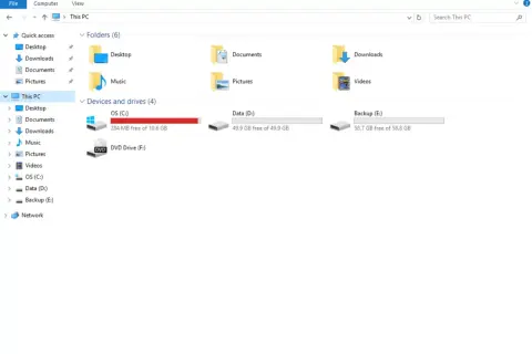 Windows Explorer zeigt Laufwerke an. Die C:-Partition hat nur noch 10,6 GB frei. Wie viel GB hat Ready or Not?