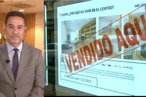Hombre en traje habla sobre cuántas viviendas hay en España. En pantalla, anuncio de piso "VENDIDO AQUÍ".