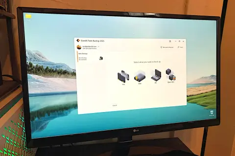 Ekran komputera z otwartym programem EaseUS Todo Backup, oferującym opcje tworzenia kopii zapasowych plików, dysków, systemu operacyjnego i danych aplikacji.