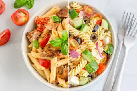 Dos deliciosas ensaladas de pasta: una con pollo a la parrilla y tomates, la otra con verduras frescas y queso.