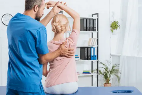Fizjoterapeuta czy osteopata? Kogo wybrać na Twój ból?