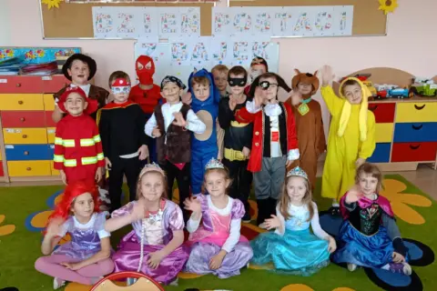 Myślę, że to świetny pomysł! Oto propozycja tytułu, która spełnia wszystkie kryteria: Projekt artystyczno-edukacyjny: przewodnik od pomysłu do sukcesu