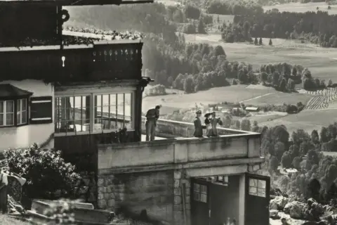 Blick vom Berghof Obersalzberg auf das malerische Tal. Menschen genießen die Aussicht von der Terrasse.