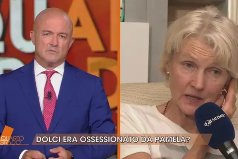 Uomo in giacca blu e donna bionda intervistata. La scritta "Quarto Grado" e "Dolci era ossessionato da Pamela?" suggeriscono un caso di cronaca.