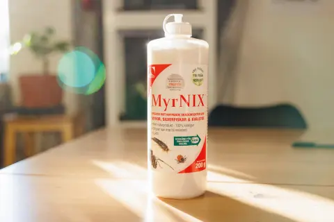 MyrNIX-flaska med kiselgur för att köpa, effektiv mot krypande skadedjur som myror och silverfiskar.