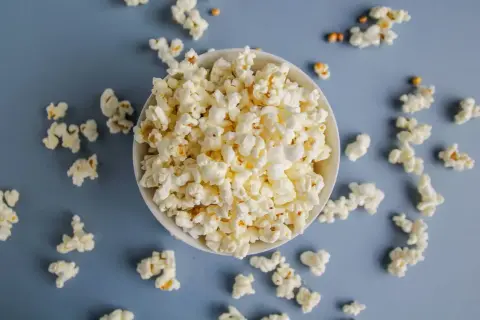 En skål med popcorn, perfekt för filmkvällen. Tänk på popcorn kalorier om du äter för mycket!