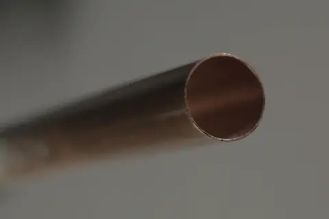 Extrémité d'un tuyau en cuivre montrant des signes de corrosion dus à une eau trop adoucie.