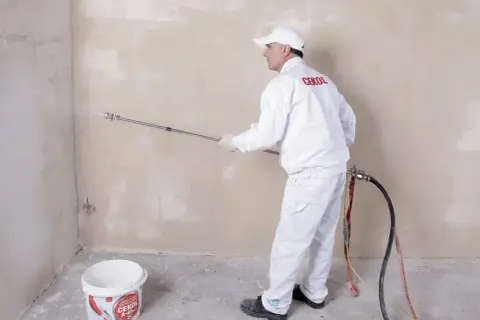 Co to jest tynk maszynowy gipsowy i jak może ułatwić prace budowlane