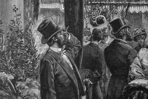Ilustracja z "Lalki": mężczyźni w cylindrach i kobiety w strojach z epoki, w tle instrumenty muzyczne.