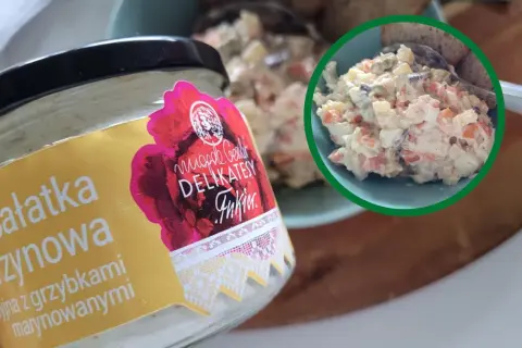 Słoik sałatki jarzynowej z marynowanymi grzybkami, inspirowanej przepisami Magdy Gessler. Obok miseczka pełna tej pysznej sałatki.
