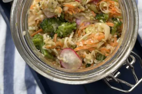 En krispig 3 veckors sallad i glasburk med kål, morot, broccoli och rädisa. Perfekt för matlådan!