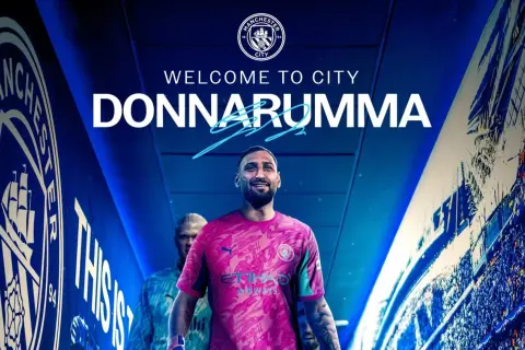 Gianluigi Donnarumma wita w Manchesterze City. Bramkarz w różowej koszulce z logo klubu.