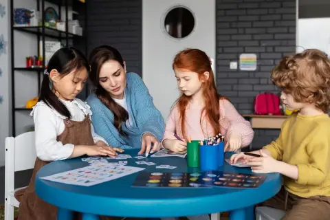 Nauczycielka i dzieci grają w gry edukacyjne. To wspaniały dzień planszówek, pełen nauki i zabawy.