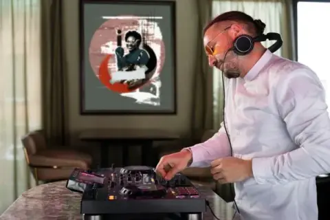 DJ czy zespół na wesele: co wybrać, aby uniknąć rozczarowania?
