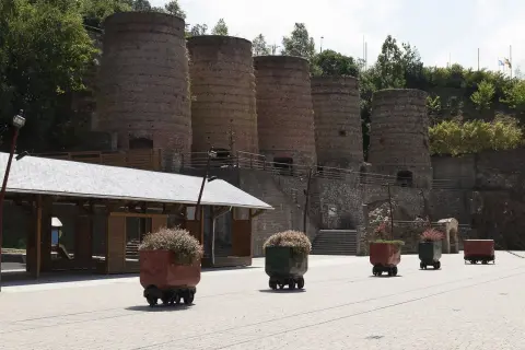 Antiguos altos hornos de Pontenova, con carretillas decoradas con plantas. Un lugar con mucho que ver.
