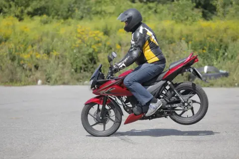 Czy po autostradzie można jechać motocyklem? Sprawdź przepisy i wymagania
