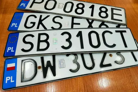 Stare tablice rejestracyjne wykazują numery: PO 0818E, GKS FX, SB 310CT, DW 3UZST.