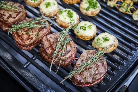 Saftige Rinderfilets und gefüllte Champignons auf dem Grill – tolle Grillen Ideen einfach zubereitet.