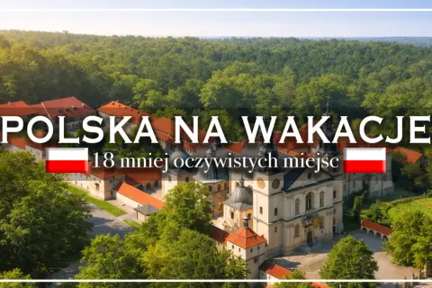 Polska na wakacje: 18 mniej oczywistych miejsc. Piękny klasztor otoczony zielenią.
