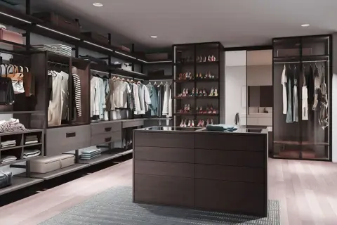 Elegante ankleidezimmer ideen mit dunklen Holzmöbeln, Kleiderstangen, Schuhregalen und einer zentralen Kommode.