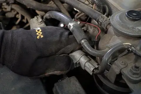 Gdzie jest filtr paliwa Corolla E12? Benzyna vs. Diesel znajdź go!