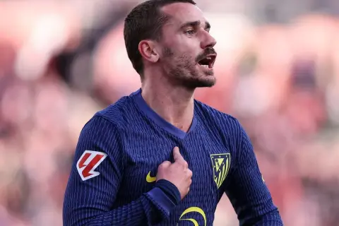 Antoine Griezmann, con la mano en el pecho, celebra un gol con el Atlético de Madrid.