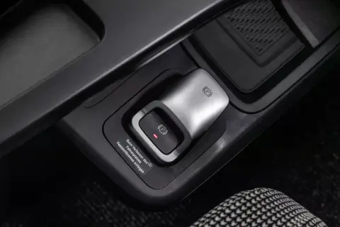 Bouton du frein à main électrique activé dans une voiture moderne.