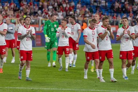 Piłkarze reprezentacji Polski w biało-czerwonych strojach, z orzełkiem na piersi, dziękują kibicom. Czy to zapowiedź, że zostaną mistrzem Polski?