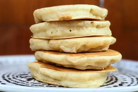 Pile de pancakes moelleux au fromage blanc, parfaits pour un petit-déjeuner gourmand.