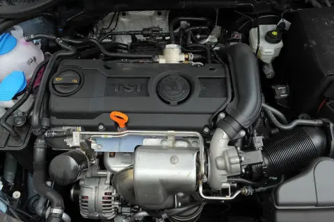 Silnik TSI w Skoda Octavia 2. Widoczny jest turbosprężarka, przewody i zbiorniczki płynów.