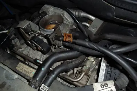 Gdzie znajduje się silnik krokowy w Oplu Astra H? Oto odpowiedź!